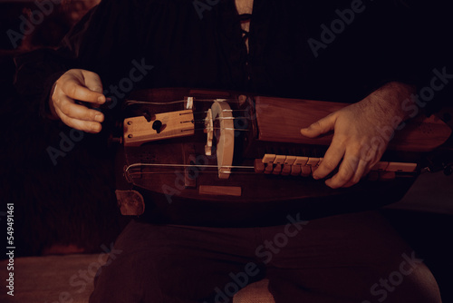 Hurdy Gurdy Man Drehleier Spielmann Detail photo