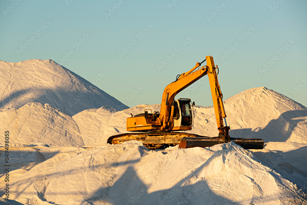Paisaje de montañas de sal con excavadora en fábrica de sal.