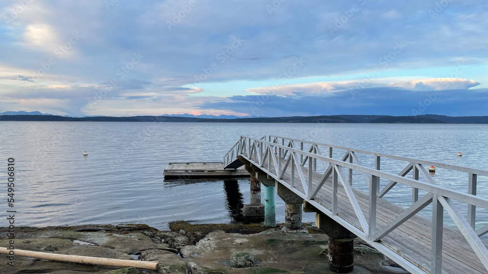 Obraz premium Sunset over Ladysmith on the East Coast of Vancouver Island in British Columbia, Canada