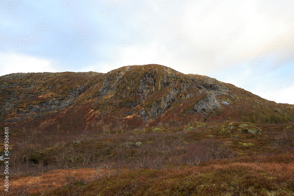Triste, felsige und karge Landschaft aus Felsen an der Küste von Svolvær in Norwegen Triste, felsige und karge Landschaft aus Felsen an der Küste von Svolvær in Norwegen