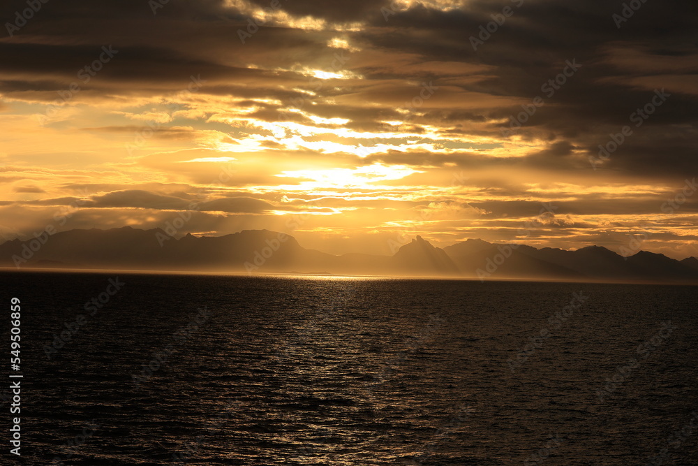 Sonnenuntergang an der Küste von Svolvær in Norwegen