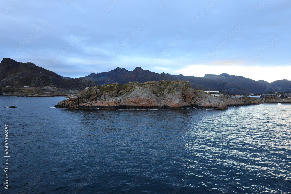 Triste, felsige und karge Landschaft aus Felsen an der Küste von Svolvær in Norwegen Triste, felsige und karge Landschaft aus Felsen an der Küste von Svolvær in Norwegen