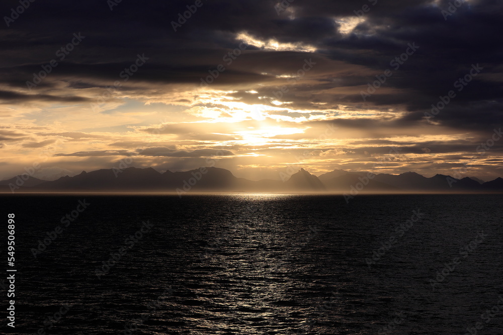 Sonnenuntergang an der Küste von Svolvær in Norwegen