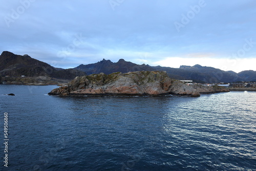 Triste, felsige und karge Landschaft aus Felsen an der Küste von Svolvær in Norwegen © Horst Bingemer