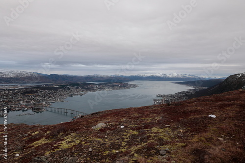 Blick   ber den Ort Troms   in Norwegen auf die Berge und Fjorde im Hintergrund