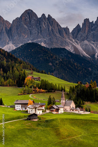 Fototapeta Naklejka Na Ścianę i Meble -  Santa Maddalena, Dolomity, Tyrol, Włochy, Italy, Alpy, góry
