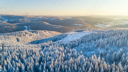 Weiter Blicke auf die verschneiten Berge des Thüringer Waldes rund um den Rennsteig im Winter von oben