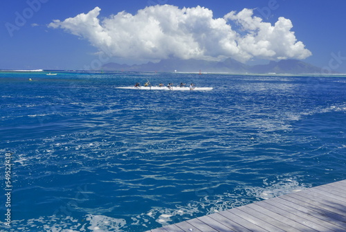 pirogue dans le lagon de tahiti photo