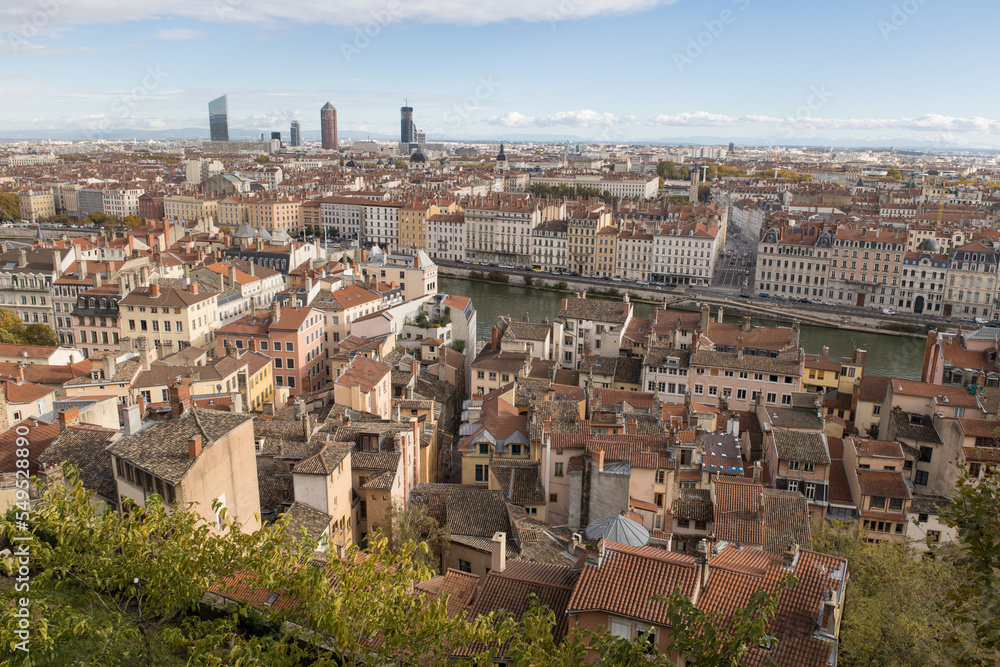panorama de la ville de Lyon et de ses différents quartiers anciens et modernes