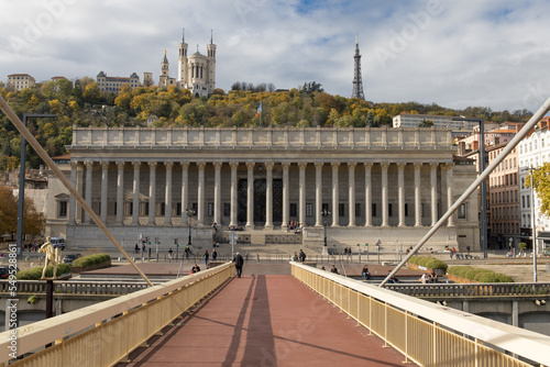 Fotografie Vue sur l ancien tribunal de justice de Lyon au pied de la colline de Fourvière