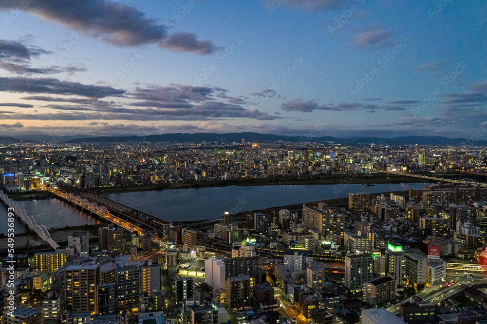 梅田スカイビルの空中庭園展望台から見る大阪の夜景