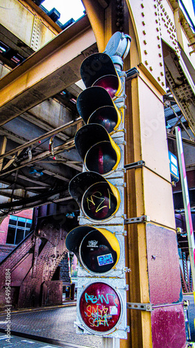 Cuadro en lienzo Traffic light on the city bridget