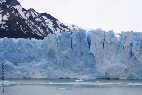 iceberg in polar regions © JorgeAlberto
