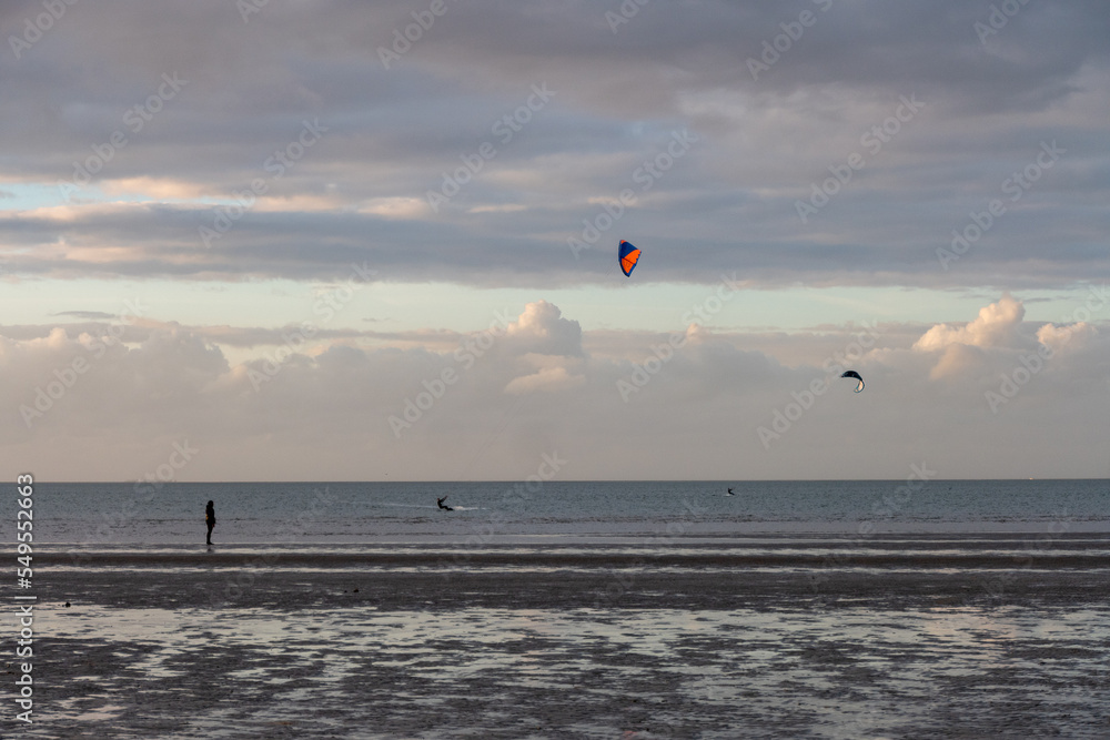 Kitesurfen bei Sonnenuntergang am Brouwersdam in Zeeland Kitesurfen bei Sonnenuntergang am Brouwersdam in Zeeland