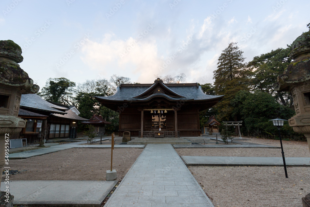 秋の日本の神社の風景