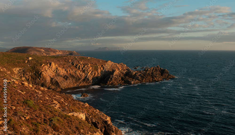 Acantilado de Illa de Ons con vistas hacia el Océano atlántico y las islas que le rodean, con una hermosa luz natural en hora dorada Acantilado de Illa de Ons con vistas hacia el Océano atlántico y las islas que le rodean, con una hermosa luz natural en hora dorada