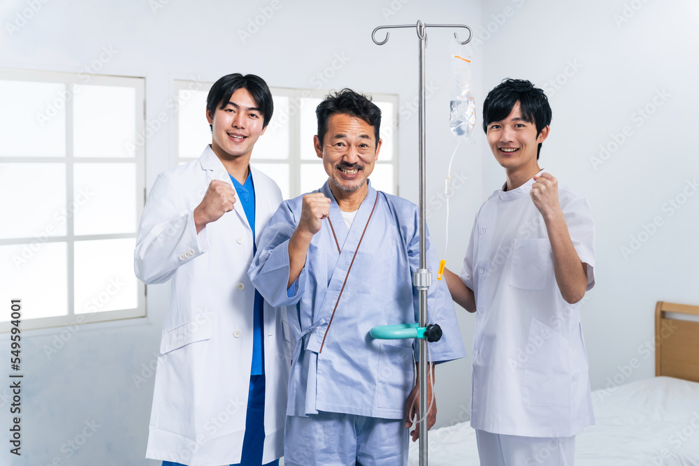 笑顔の患者と医療スタッフ　医師　看護師