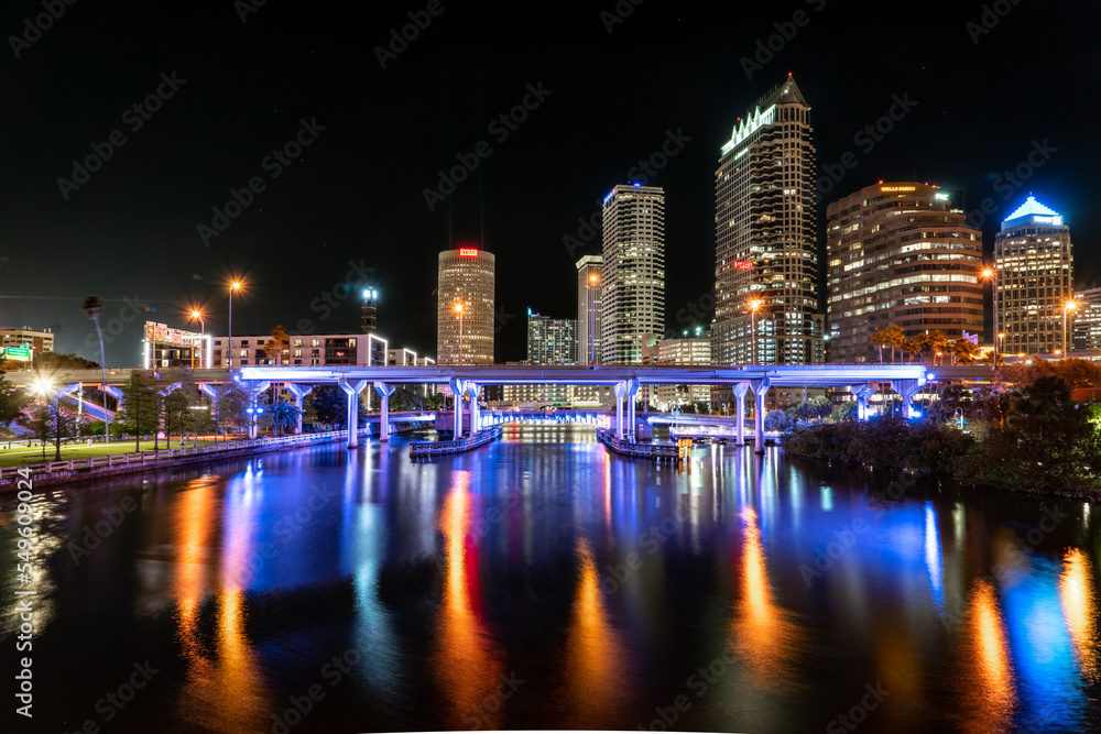 Fototapeta premium Downtown Tampa Skyline At Night