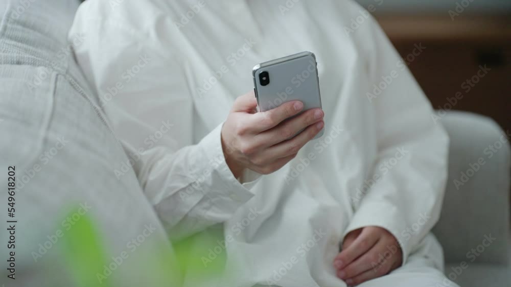 スマートフォンを操作するミドル女性 スマートフォンを操作するミドル女性