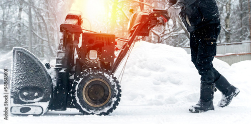 Canvastavla a janitor on a snowplow removes snow in the courtyard of a residential building