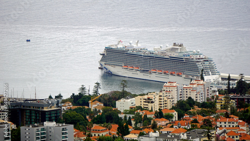 cruise ship in te harbor of madeira © chriss73