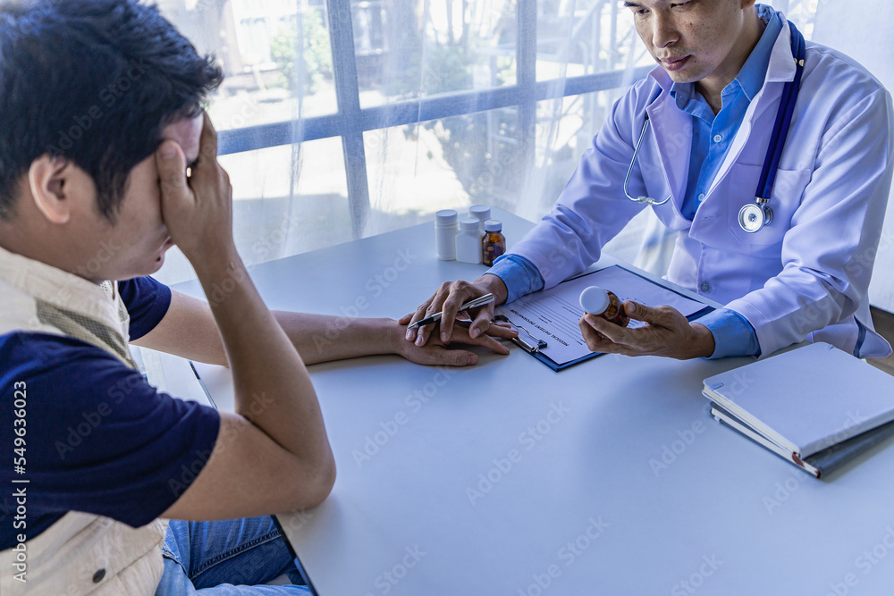 Obraz premium male patient health checkup concept consult a doctor or psychiatrist doing diagnosis and recommend male medicine or mental illness in medical clinic or hospital