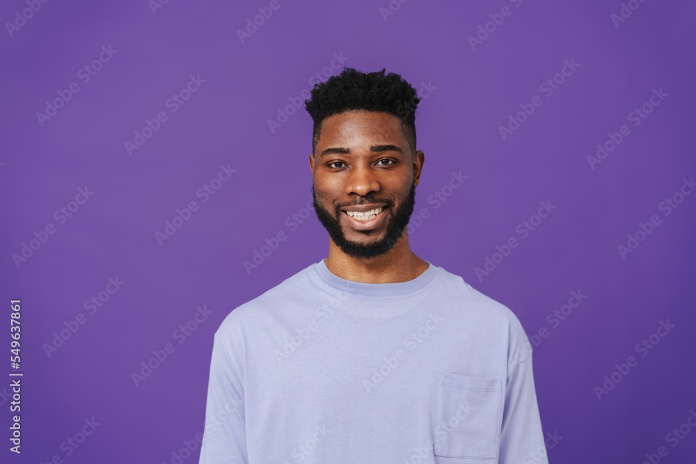 Obraz premium Happy bearded african american man smiling at camera