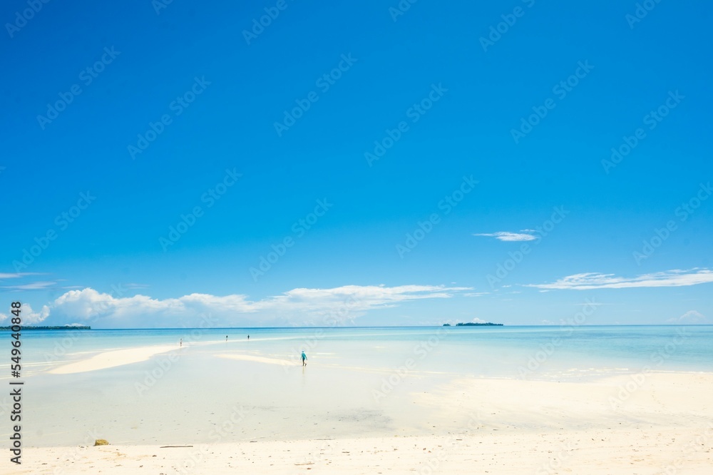 This place is called “Long Beach” in Palau, because a long white sandy road gradually appears on the sea at low tide 