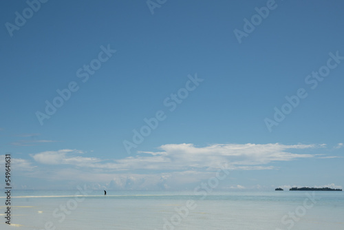 This place is called “Long Beach” in Palau, because a long white sandy road gradually appears on the sea at low tide 