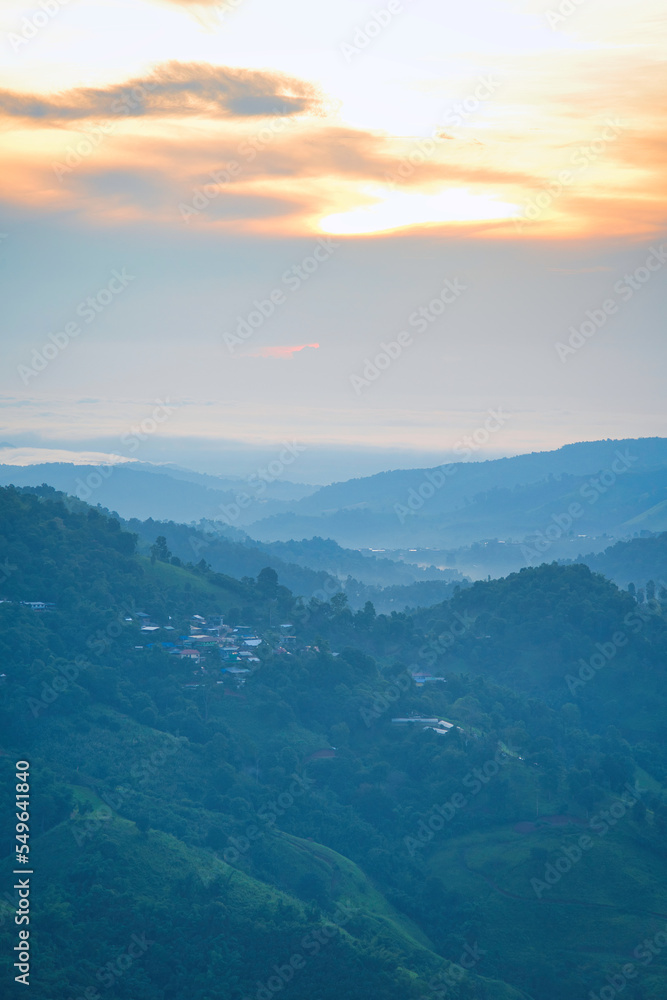 Fototapeta premium 早朝の青々と茂る大自然の山間部風景 タイ・チェンライ
