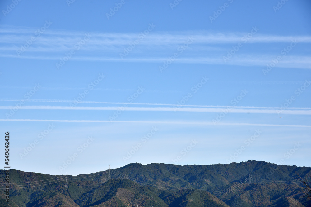 Obraz premium 高野山 飛行機雲 奈良県吉野郡吉野町