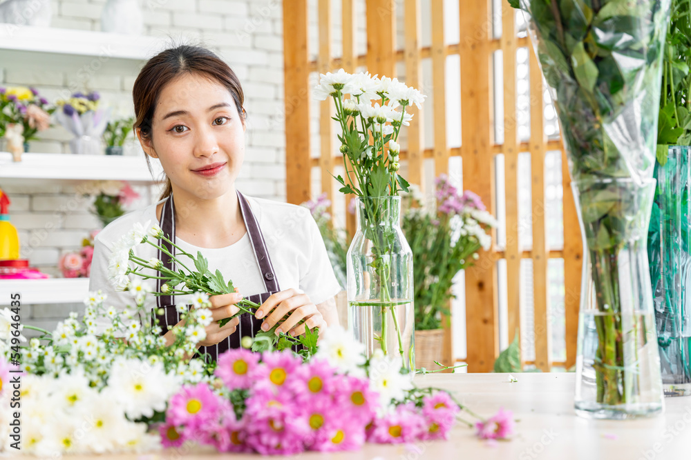 group of female florists Asians are arranging flowers for customers who come to order them for various ceremonies such as weddings, Valentine's Day or to give to loved ones.