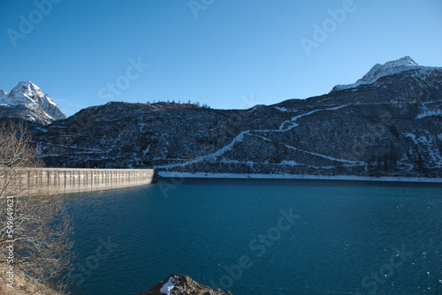 diga, lago artificiale e montagne con neve