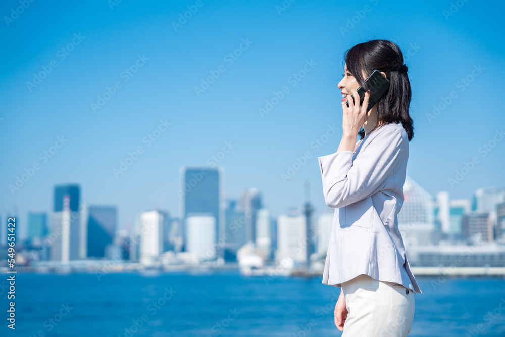外で通話をする若いビジネスウーマン