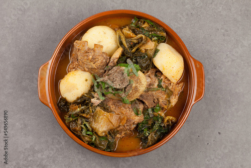 A stew boiled with spices such as potatoes, perilla seeds, green onions, and garlic in pork bones.돼지 뼈에 감자, 들깨, 파, 마늘 따위의 양념을 넣어 끓인 찌개.