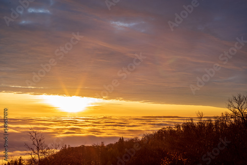 sonnenaufgang im herbst über nebel