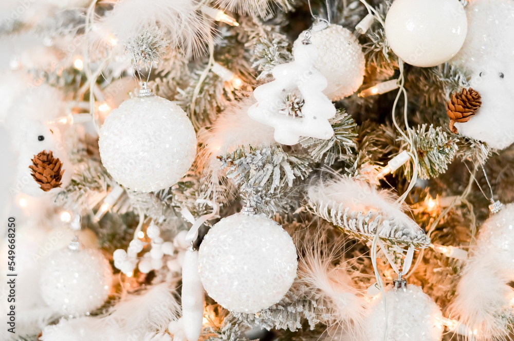 Obraz premium White Christmas decoration with balls on fir branches with blurred background