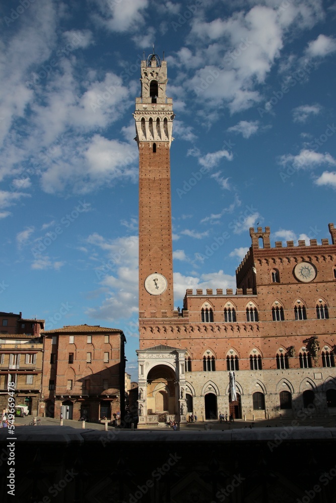 Obraz premium Italy, Tuscany, Siena: View of Mangia Tower in Campo Square.