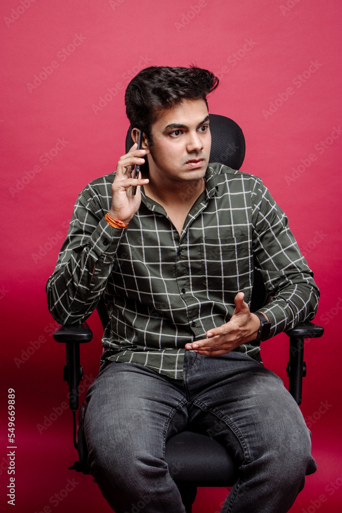 Obraz premium Boss in Heated Phone Conversation – Extreme Anguish and Stress in Corporate Conflict. Boss Dealing with a Tough Phone Call – Extreme Stress and Frustration in a High-Stakes Situation
