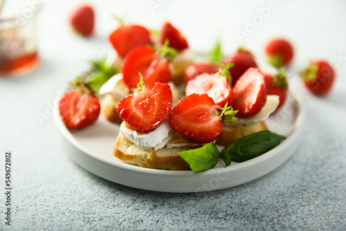 Crostini with strawberry, cheese and honey
