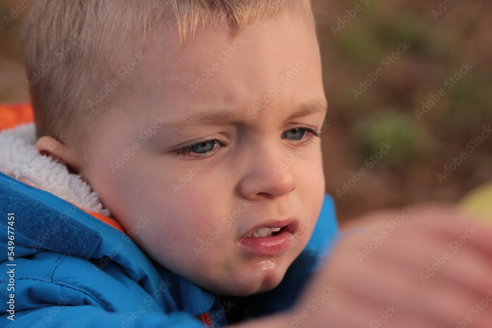 petit garçon blond aux yeux bleus petit garçon blond aux yeux bleus