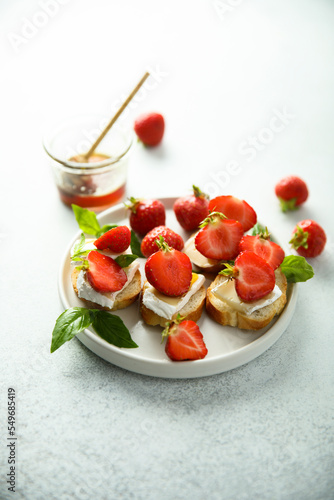 Crostini with strawberry, cheese and honey