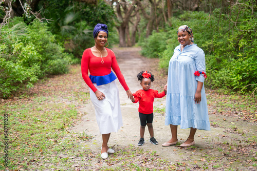 Foto Women and child walking in the park