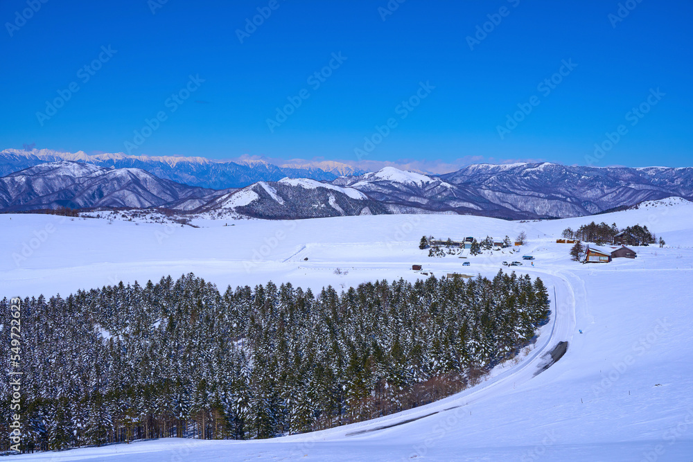 長野県諏訪市 車山の中腹から北西側(ビーナスライン,北アルプス,美ヶ原,三峰山など)の眺望