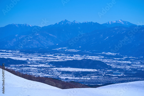冬の長野県諏訪市 車山の中腹から南側(南アルプス,芽野市街など)の眺望