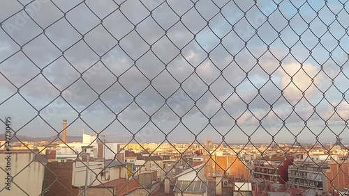 Tras la reja