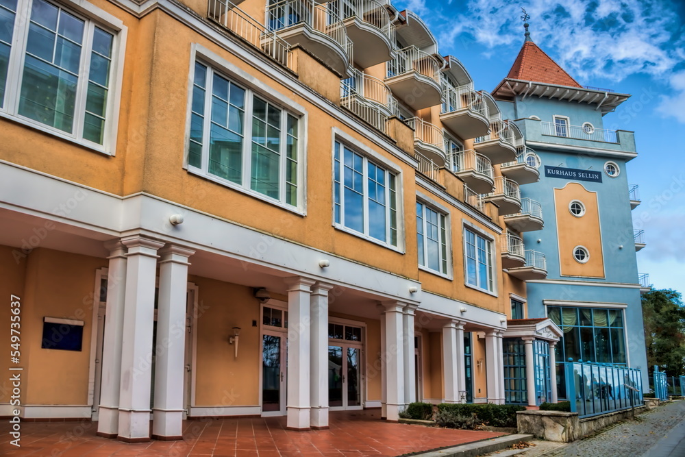 Obraz premium sellin, deutschland - bäderarchitektur am kurhaus