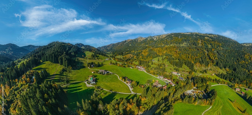 Der idyllische Weiler Gunzesried-Säge in den Allgäuer Alpen im Luftbild