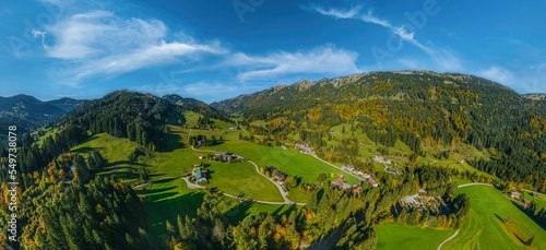 Der idyllische Weiler Gunzesried-Säge in den Allgäuer Alpen im Luftbild © ARochau