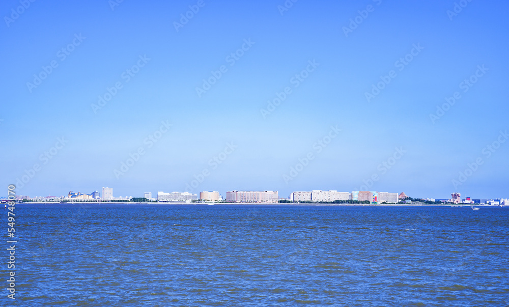 浦安市 舞浜 と 東京湾 を 新木場 から望む　【 千葉県 の 風景 】